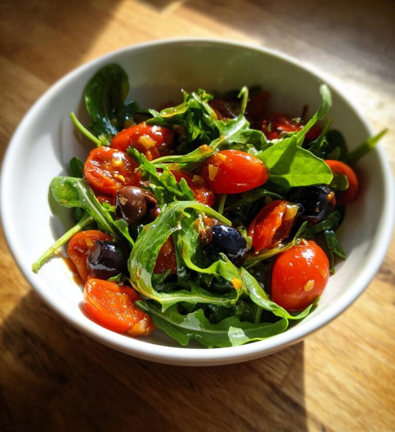 Rucola Salat mit Tomaten und Oliven